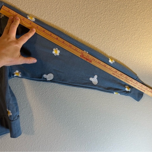 Women’s Size Medium Sweatshirt Blue Disney Theme Mickey Mouse Daisy Embroidered - Picture 10 of 16